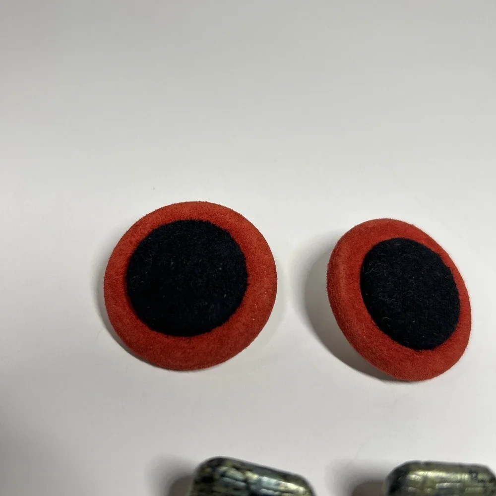 Lot‎ 2 Vintage Leather Studio Art Button Earrings Black Red